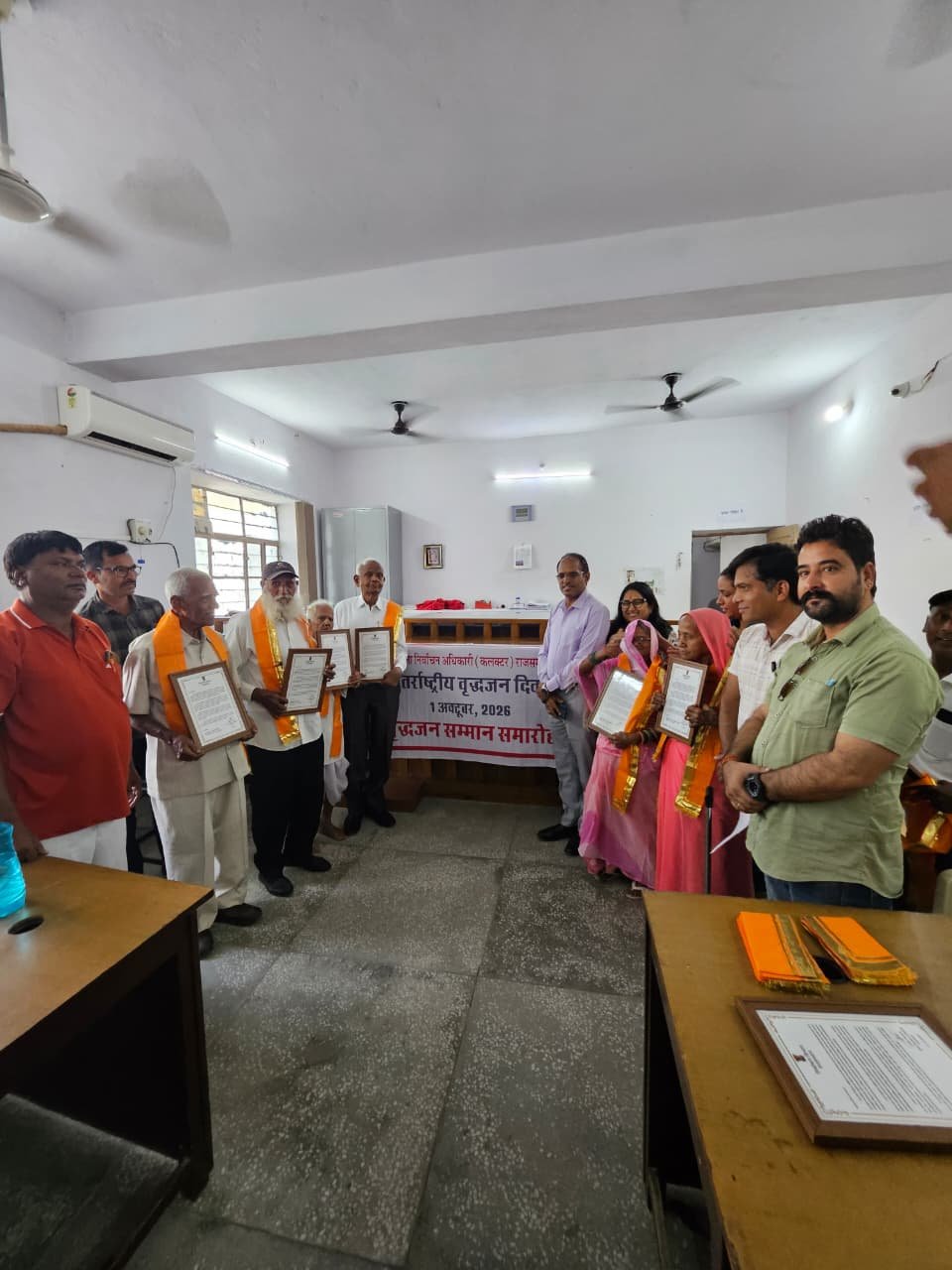 अंतर्राष्ट्रीय वृद्धजन दिवस पर वयोवृद्ध मतदाताओं का सम्मान